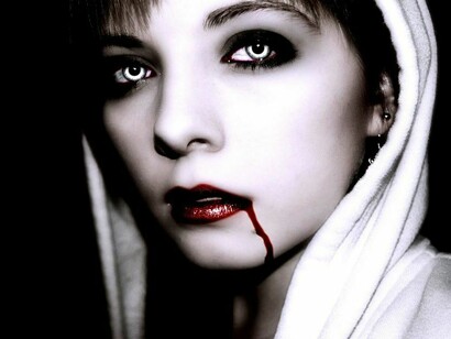 Restos de sangre en el rostro de una vampiresa