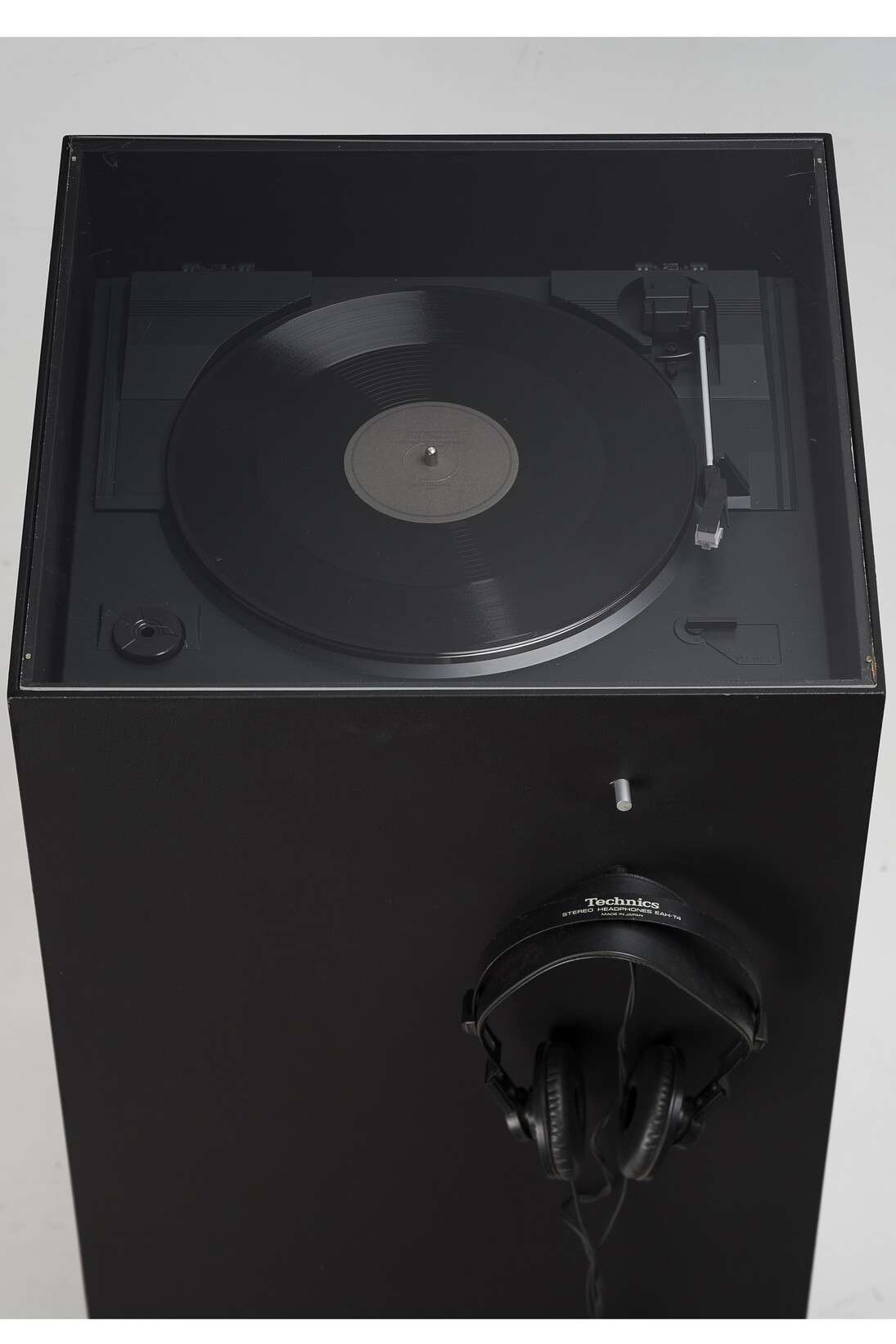 João Onofre, Instrumental Version (I See a darkness), Original video soundtrack, 2007. Vinyl record, solid silver nail, 13’40’’, 45 RPM, exhibition version, 2013. Customised plinth with turntable, amplifier and headphones, 80 x 46 x 46 cm. Courtesy Marlborough Contemporary, © the artist. Photo: Daniel Malhão Fotografia