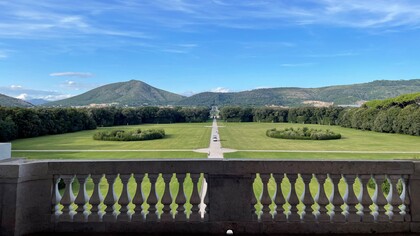 Il Parco della Reggia di Caserta, uno dei più grandi e spettacolari d'Europa, si estende per oltre 120 ettari, offrendo uno scenario unico di giardini all'italiana e all'inglese