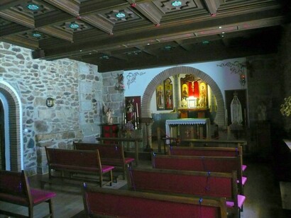 Capilla del Santísimo y del Perdón: cubierta por un alfarje mudéjar y enmarcado el altar por un arco de herradura a modo de arco triunfal, posee unos iconos orientales obra de la artista búlgara Silvia Borisova, pintora afincada en Buitrago del Lozoya, España