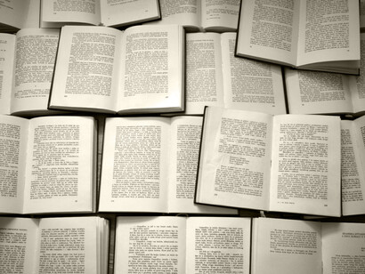 El arte poético, cuyo significado original es crear, tiene una función primordial y es la de liberarnos de nuestra propia realidad, ampliando y purificando nuestro universo