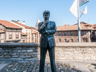 La estatua de Ken Follet en Vitoria