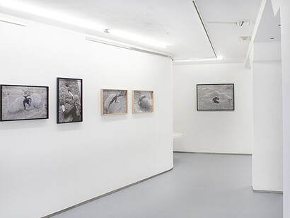 Blood, Stop, Space, Gold. Courtesy of Galería José de la Fuente