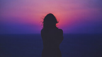 Mujer en la playa recordando un amor pasado durante la puesta de sol. Nadie nunca me enseñó qué hacer, cuando se te rompe el corazón