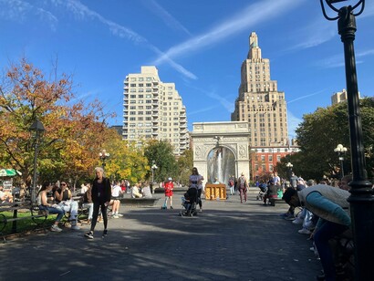 The Washington Square Arch rises over the fountain, framing an afternoon of music, chatter, and sunlight © Photo by Cesar Chelala