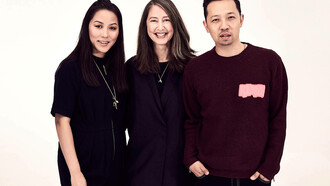 Ann-Sofie Johansson, jefa de diseño en H&M, entre Carol Lim y Humberto Leon, directores creativos de la colección