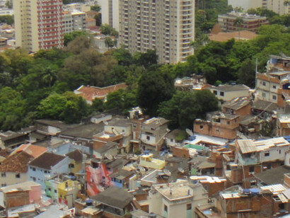 En lugar de conducir a su integración, el desarrollo occidental dio lugar a una mayor marginación de quienes se vieron sumidos en la pobreza. Favela Santa Marta, en el cerro Dona Marta, en la zona sur de Río de Janeiro, Botafogo