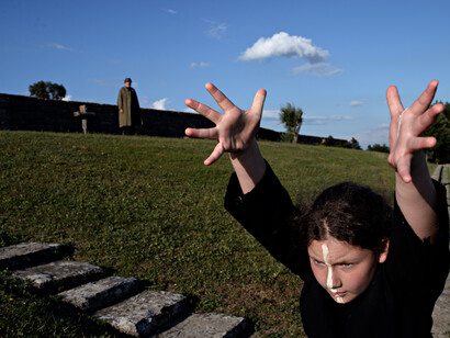 Una scena dell'Antigone presso il Cimitero Militare Germanico del Passo della Futa