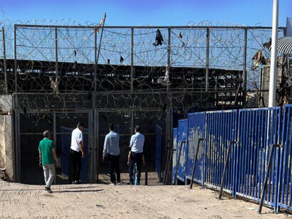 Imagen tomada por el Consejo Nacional de Derechos Humanos del Reino de Marruecos que muestra las puertas de la zona de amortiguamiento están rematadas con alambre de púas en el que todavía se encuentran algunas prendas rotas, 2022 Melilla, España