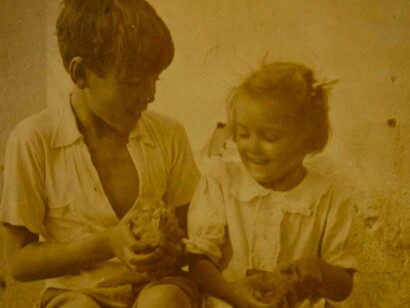 En 1938, jugando en Alta Gracia con unas palomas con su hermana Ana María, fallecida de cáncer en Cuba, el 22 de junio de 1990.