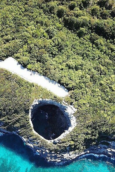 Vista aérea del hoyo Gueule Grand Gouffre, Marigalante, Guadalupe