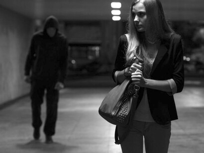 Mujer siendo observada por un desconocido