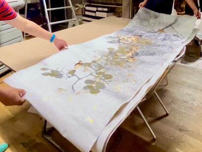 Akira Inumaru dévoile sa technique de distillation solaire sur une de ses œuvres