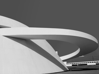 O Diagrama de Nolan como alternativa para melhor compreensão de ideologias políticas. O Museu Nacional da República, em Brasília, é uma obra de Niemeyer, inaugurada em 15 de dezembro de 2006