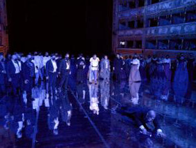 Tutta la storia è ambientata in una specie di cattedrale gotica gigantesca