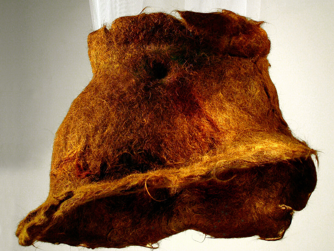 Jupe d’Alice de Balthus aux cheveux de Bruxellois, 2005, 82 x 60 x 42 cm. Cheveux feutrés, tulle