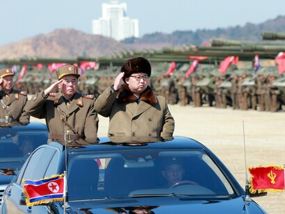 Kim Jong-un pasa revista a las tropas