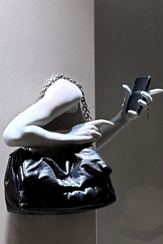 Carteras Balenciaga en exhibición