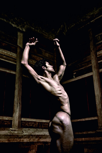 Roberto Bolle a Pompei, ritratto da Fabrizio Ferri