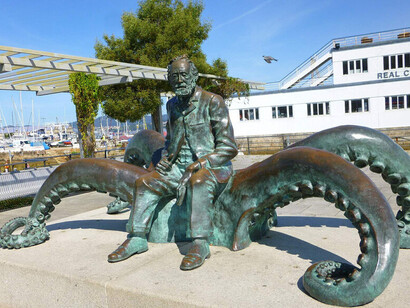 Julio Verne, um dos fundadores da ficção científica, revolucionou a literatura com suas obras visionárias que continuam a inspirar leitores e cientistas ao redor do mundo. Monumento a Julio Verne, localizado na Av. Beiramar, no Porto Esportivo, na cidade de Vigo, Espanha 