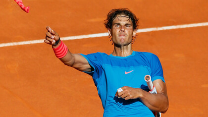 El tenista Rafael Nadal regala sus muñequeras al público tras terminar un partido