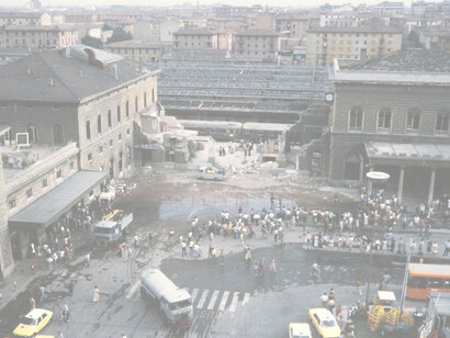 Anni di piombo, attentato alla stazione di Bologna, Italia. Bologna, stazione Centrale, 2 agosto 1980. Si trattò del più grave atto terroristico avvenuto in Italia nel secondo dopoguerra, uno degli ultimi nell'ambito della cosiddetta strategia della tensione