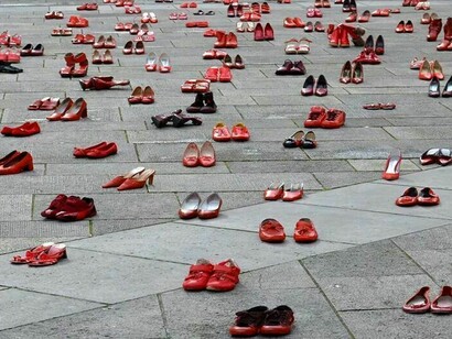 Zapatos rojos en recuerdo de las mujeres muertas por violencia de género