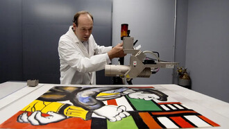 Analyse d’une oeuvre devant être de Fernand Léger, par le laboratoire Fine Arts Expert Institute à Genève. Aujourd’hui, les experts estiment que 50 % des tableaux circulant sur le marché sont des faux, qu’en sera-t-il quand toutes ces œuvres seront passés au crible par l’IA