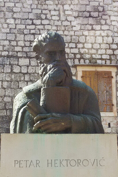 Estatua del poeta Petar Hektorović en Stari Grad en la isla de Hvar, Croacia