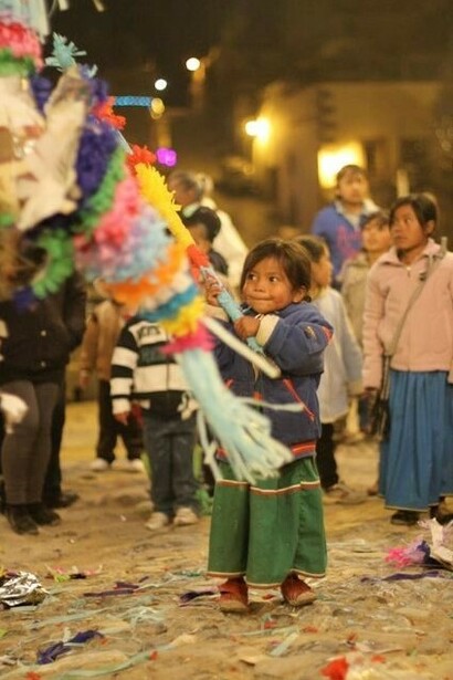 Niña Huichol jugando con piñata, Real de 14, México. Foto: Sabrina Guitart