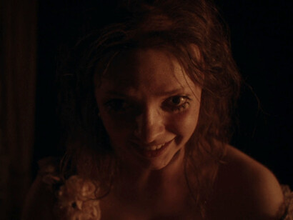 Esta nueva versión desmonta esa dicotomía al mostrar que la fealdad no es causa ni signo de maldad, sino consecuencia de un sistema opresivo