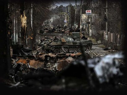 Quando si trova un allineamento di fori che lasciano uno spiraglio di continuità di passaggio di una direttrice retta, la direttrice oltrepassa tutte le difese e c’è l’incidente nel caso di un sistema aereo, una malattia nel sistema sanitario, una guerra nel campo militare