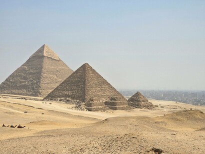 The monumental pyramids of Giza framed by the vast Egyptian desert, symbolizing the visual scale and mythic atmosphere of Transformers: Revenge of the Fallen