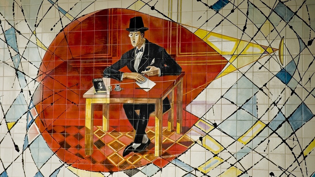 Fernando Pessoa, foi o poeta maior do modernismo literário de língua portuguesa e pensador inquietante dum Portugal mais culto e mais ousado.