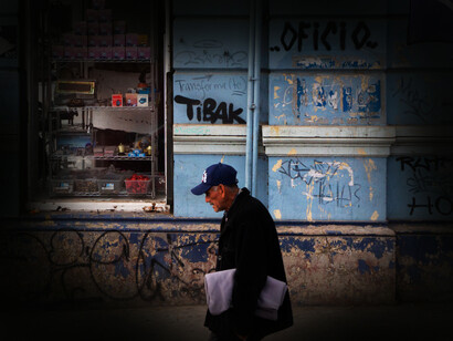 Hombre caminando en una calle de Valparaíso, Chile