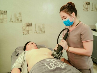 A non-surgical contouring procedure performed with advanced equipment, symbolizing the industry's move toward lower-risk alternatives to surgery