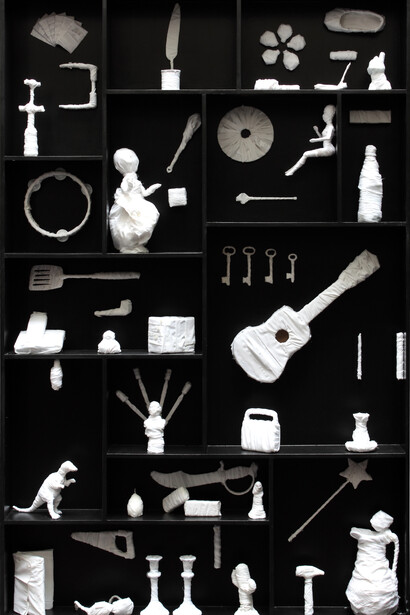 Géraldine Cario, Emballement I, 1m93 x 1m23
(76 inches x 48,4 inches), Bois, tissu, divers, 2012