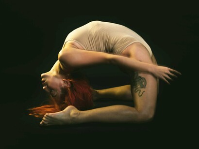 Contorcionista em sua prática. Criar beleza em coisas simples e entregar o inesperado, é isso que se destaca no conceito de mad skill, é fazer de uma oportunidade algo com um estilo totalmente diferenciado do trivial, é tornar tudo muito especial, que faça um sentido diferente e entre para a memória




