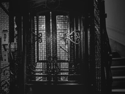 I profumi che si condensavano erano quelli del legno pulito delle ringhiere, dei marmi lucidati delle scale 