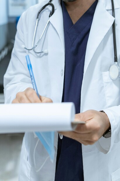 Gli investimenti in strutture e tecnologie sanitarie risultano spesso insufficienti, lasciando molti ospedali con infrastrutture obsolete  