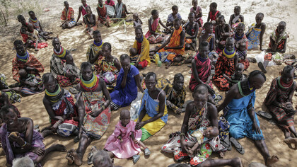 Aldeanos se reúnen durante una visita del secretario general adjunto de Asuntos Humanitarios de las Naciones Unidas, Martin Griffiths, en el pueblo de Lomoputh, en el norte de Kenia, el 12 de mayo de 2022