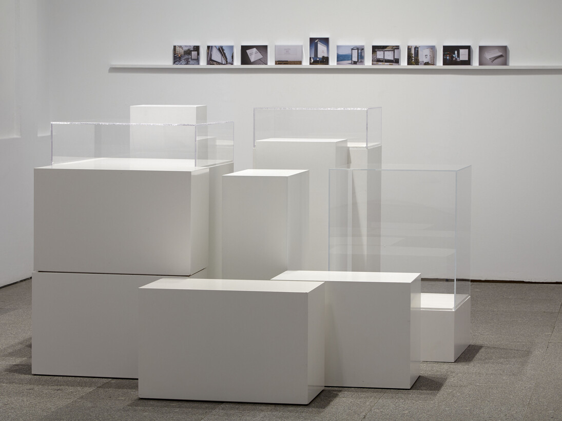 Vista de sala de la exposición Sistema Operativo, de Daniel G. Andújar. Obra Not Found, 1000 casos de estudio.