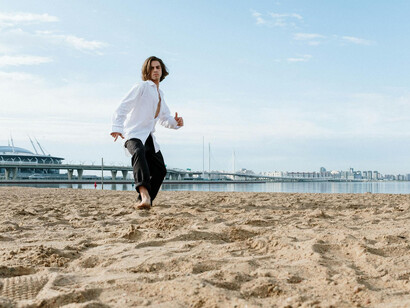 Hombre en la playa practicando danza