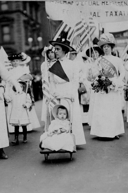 Fotografía de 1912 que retrata a la manifestante más joven del histórico desfile sufragista en Nueva York