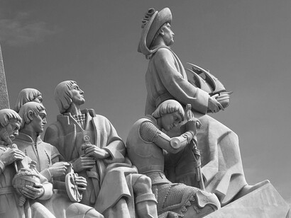 Monumento dos descobrimentos, Belém, Portugal. Uma unificação económica, política e financeira, de povos vizinhos, culturalmente diferentes, mas interdependentes, que no passado frequentemente encontravam situações e momentos de divergência e conflitos, diversos