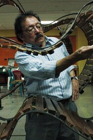 Joaquín Orellana interpretando sus "útiles sonoros"