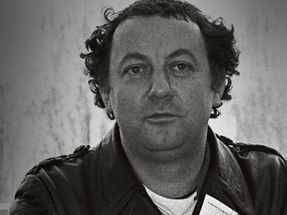 Inesperadamente, no verão francês de 1980, às voltas do início da batalha pelas presidenciais do ano seguinte, o artista cômico mais afamado do país, Coluche, de nascença Michel Gérard Joseph Colucci (1944-1986), apresentou a sua intenção de candidatura ao cargo supremo da França ante os politicamente experientes e estabelecidos Valéry Giscard d’Estaing (1926-2020), Georges Marchais (1920-1997), Jacques Chirac (1932-2019) e François Mitterrand (1916-1996)

