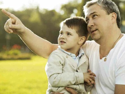 Un padre enseñando a su hijo