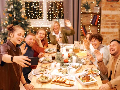 Família tira selfie na celebração do Natal