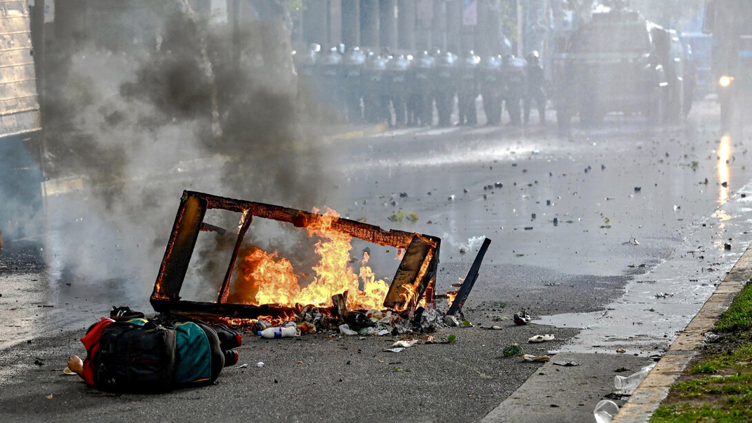 Pablo Grillo, fotoperiodista argentino, recibió el impacto de un cartucho de gas en la cabeza mientras tomaba fotos de la represión de la marcha de jubilados del 12 de marzo de 2025 en Buenos Aires, Argentina
